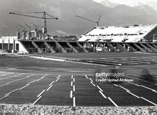 Original-Bildunterschrift: Das Olympia-Eis-Stadion in Innsbruck erhält die größte Kunsteisbahnanlage der Welt. 108 Kilometer Kühlrohre wurden für die...