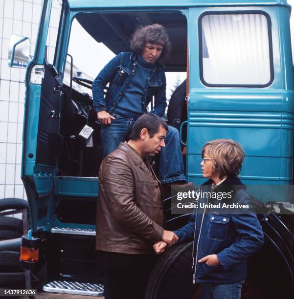 Konny und seine drei Freunde, Fernsehserie, Deutschland 1974 - 1974, Darsteller: Thies Lüders am LKW mit Fahrern.