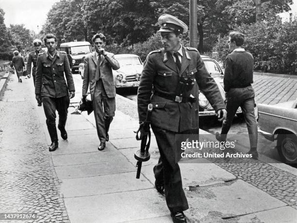 Grenzsoldaten bei der Verhaftung eines Fotoreporters, Berlin, Deutschland um 1965.