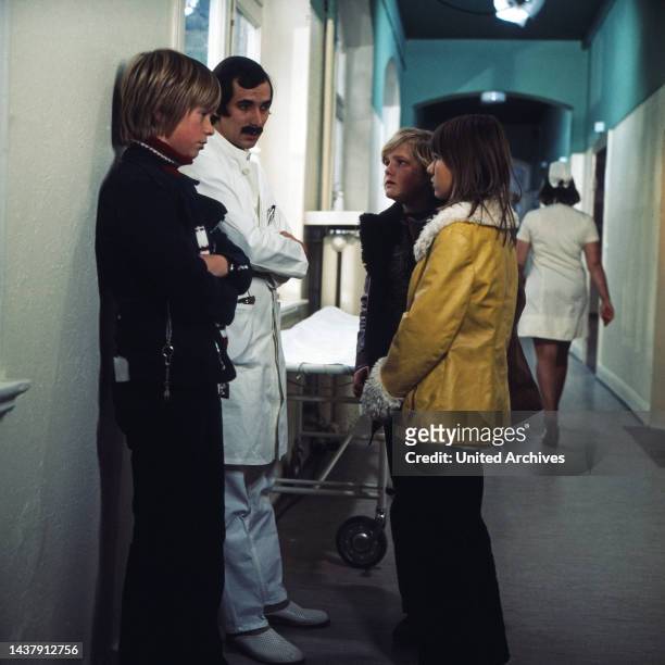 Konny und seine drei Freunde, Fernsehserie, Deutschland 1974 - 1974, Darsteller: Thies Lüders, Dieter Meyer, Angelika Braut sprechen mit dem Arzt im...