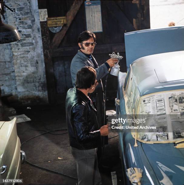 Konny und seine drei Freunde, Fernsehserie, Deutschland 1974 - 1974, Szenenfoto: Dunkelmänner wollen ein Auto umlackieren.