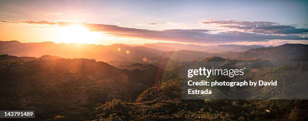 panoramic view of mountains at sunset - tegucigalpa honduras photos et images de collection