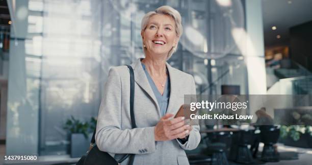 ceo, telefono e donna d'affari senior nell'ufficio della città con il sorriso sul viso. successo, leadership e maturità femminile nello spazio di lavoro aziendale con smartphone per internet, viaggi d'affari e lavoro - older woman happy smile foto e immagini stock