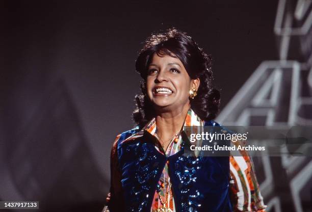Mona Baptiste, Schlager-, Blues- und Popsängerin, bei einem Fernsehauftritt, Deutschland 1975.