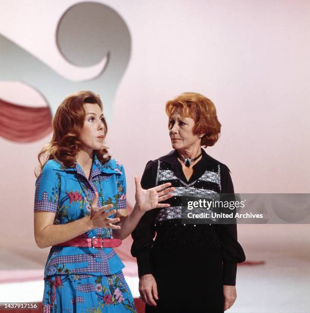 Zwischenmahlzeit, Fernsehserie mit Sketch und Musik, Deutschland 1963 - 1982, Sendung vom 7. November 1975, Mitwirkende: Schauspielerinnen Gaby Dohm...