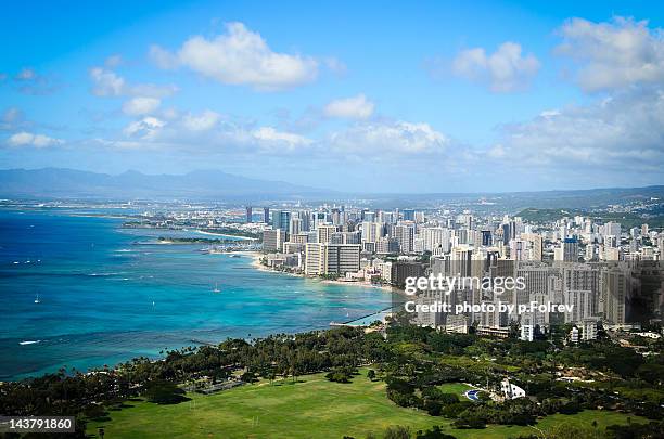 aerial view of waikiki beach and honolulu - pfolrev stockfoto's en -beelden