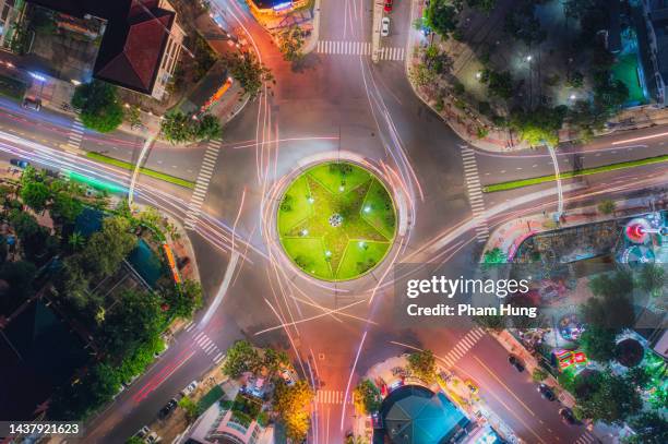 traffic move around a traffic circle - modern vietnam imagens e fotografias de stock