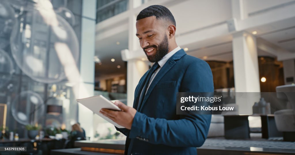 Empresario, tableta digital o planificación estratégica en el vestíbulo de conferencias del hotel o en la sala de viajes del aeropuerto. Sonrisa feliz, trabajador corporativo o aplicación de tecnología para presupuestar las finanzas de la empresa o pr