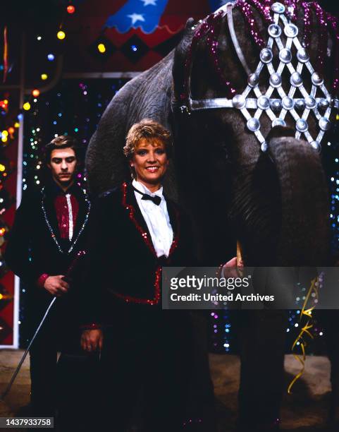 Oder 3, ZDF Quizshow für Kinder, moderiert von Biggi Lechtermann, hier im Zirkus Royal mit Zirkuselefant, Deutschland, 1986.