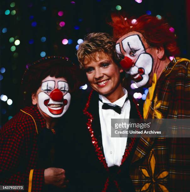 Oder 3, ZDF Quizshow für Kinder, moderiert von Biggi Lechtermann, hier mit den Verdinis Clowns im Zirkus Royal, Deutschland, 1986.