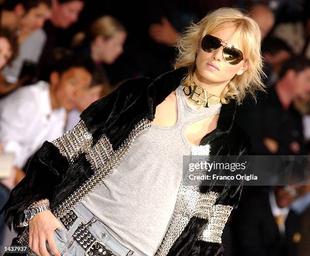 Models 2003 19,747 Milan Spring 2002 2003 Model Photos & High Res Pictures - Getty ...