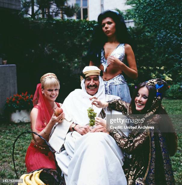 Himmel, Scheich und Wolkenbruch, Fernsehfilm, Deutschland Szene: Peter Wyngarde als Scheich Al-Abdullah mit Damen aus seinem Harem, Komparsinnen.