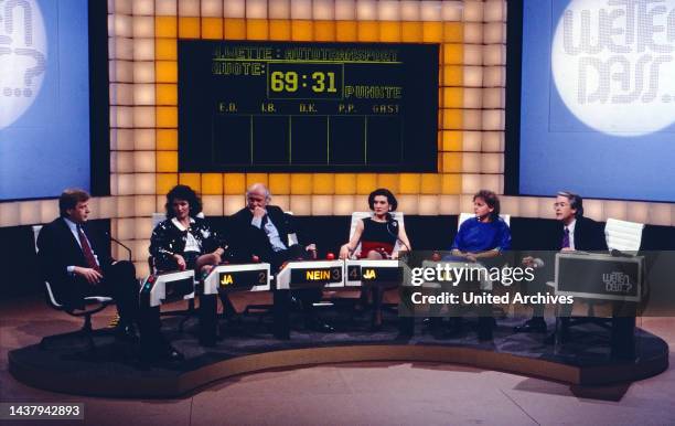 Wetten, dass, ZDF Spielshow, Deutschland Bild: Moderator Frank Elstner, rechts, in seiner letzten Wetten, dass Show am 4. April 1987, mit prominenten...