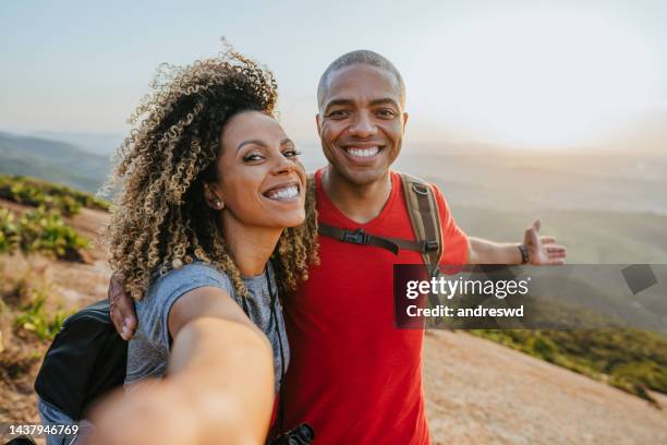 casal caminhando em trilha de montanha - fotografar - fotografias e filmes do acervo