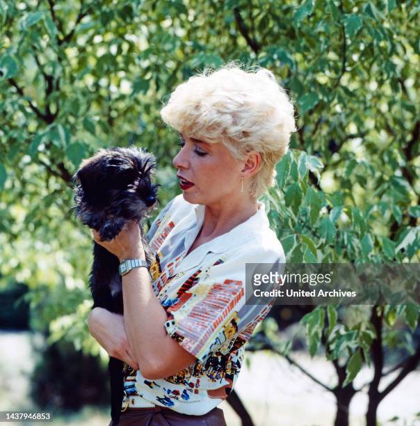 Ingrid Steeger, deutsche Schauspielerin, hier mit ihrem geliebten Rauhaardackel, Deutschland, 1983.