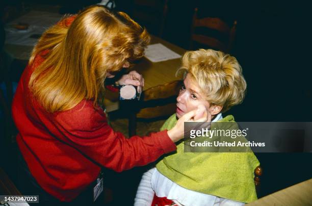 Ingrid Steeger, deutsche Schauspielerin, hier mit Maskenbildnerin, Deutschland, circa 1988.
