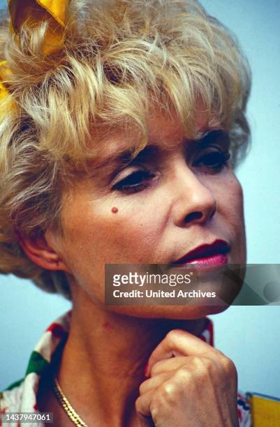 Ingrid Steeger, deutsche Schauspielerin, Portrait, Deutschland, 1992.