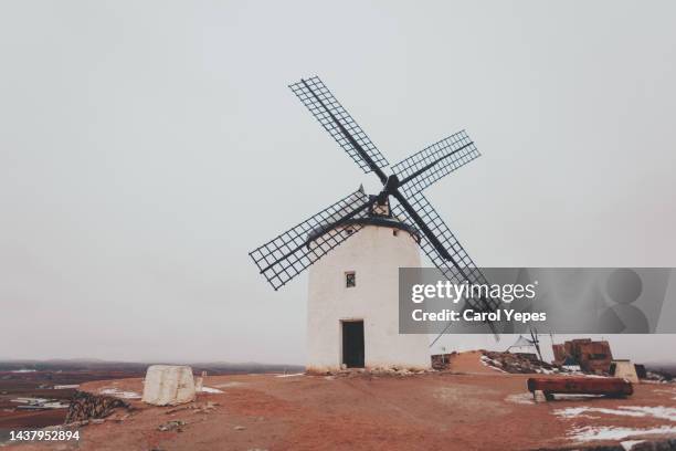 consuegra windmils in castilla la mancha, spain - castilla leon fotografías e imágenes de stock