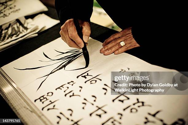 calligrapher - koreaans schrift stockfoto's en -beelden