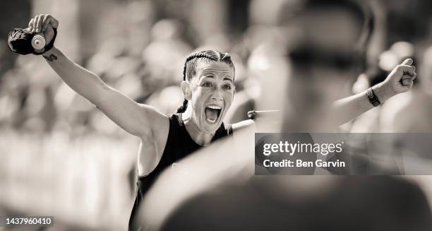 powerful marathon finish line celebration moment - zieleinlauf stock-fotos und bilder