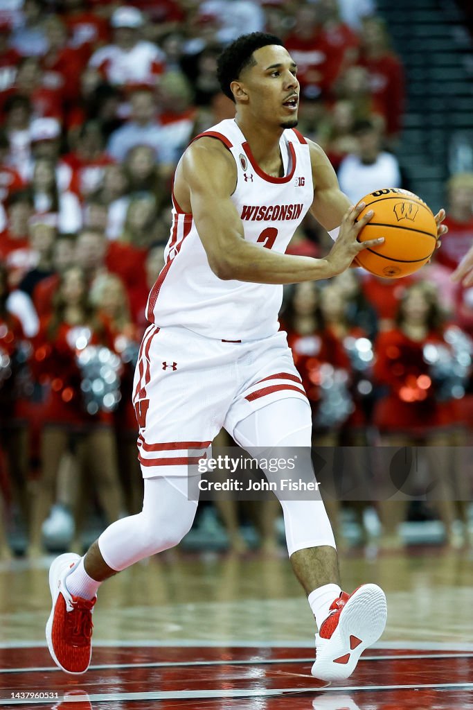 Wisconsin Apb Jordan Davis of the Wisconsin Badgers looks to pass during the second ...