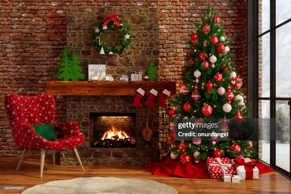 Chalet mit Weihnachtsdekoration. Wohnzimmer Interieur mit Weihnachtsbaum, Ornamenten, Geschenkboxen, Sessel und Kamin