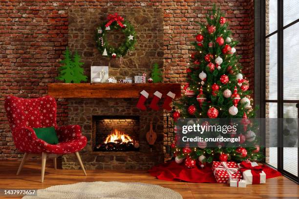 chalet con decorazioni natalizie. interno del soggiorno con albero di natale, ornamenti, scatole regalo, poltrona e camino - cottage foto e immagini stock