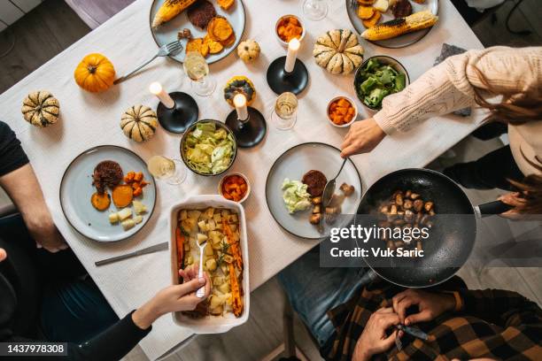 servindo alguns cogumelos cozidos para um jantar vegano de ação de graças - vegetarianism - fotografias e filmes do acervo