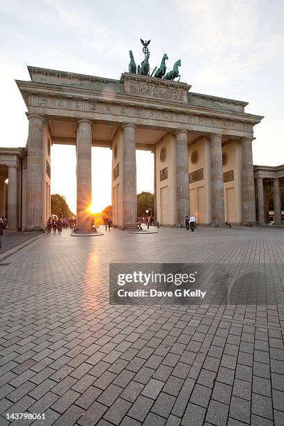 sunset over brandenburg tor - brandenburger tor bildbanksfoton och bilder