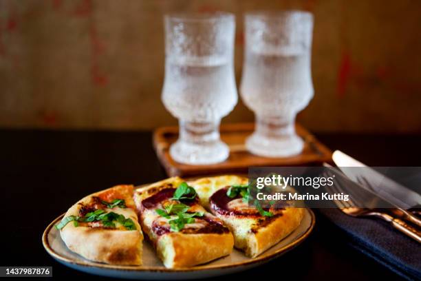 beetroot pizza - rote beete bildbanksfoton och bilder