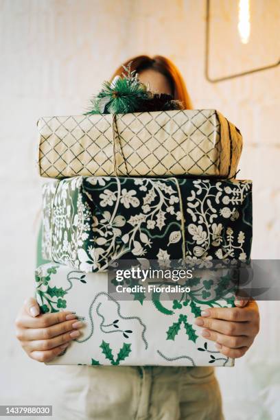 portrait of a long-haired red-haired woman with gifts packed in white and green boxes. christmas holidays, meeting the new year. subscription boxes - blank packaging stockfoto's en -beelden