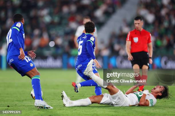 Pere Milla of Elche CF reacts after being challenged by Jordan Amavi and Luis Milla of Getafe CF during the LaLiga Santander match between Elche CF...