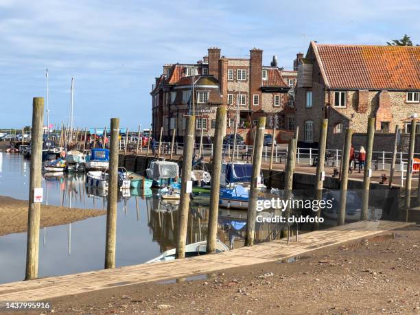 blakeney harbour in norfolk, uk - blakeney imagens e fotografias de stock