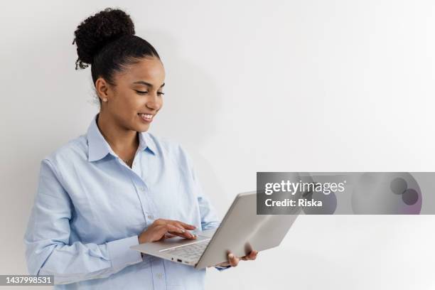 retrato de estudio de un joven freelancer - afro fotografías e imágenes de stock