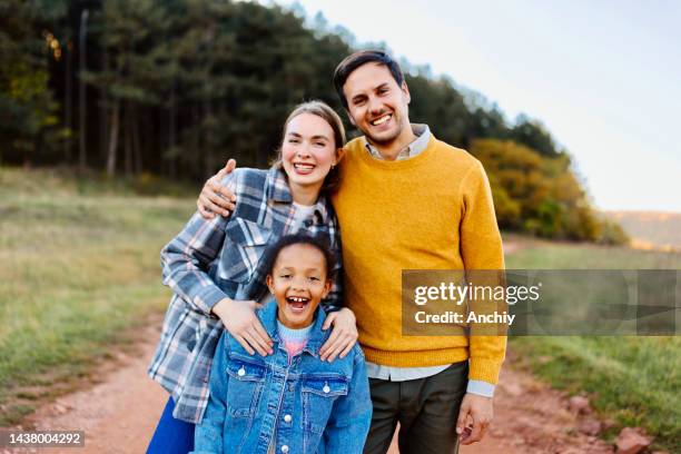 portrait d’une famille recomposée heureuse en randonnée - adoption photos et images de collection