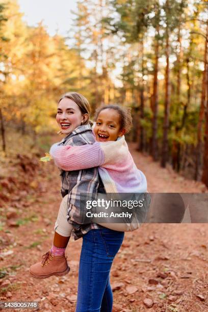 portrait of a mother an daughter - falling in love stockfoto's en -beelden