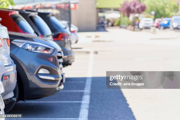 car parking lots outside a shopping mall or market, profile view with stripes on the pavement - estacionamento de carros imagens e fotografias de stock