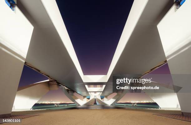 sheikh zayed bridge - abu dhabi city photos et images de collection