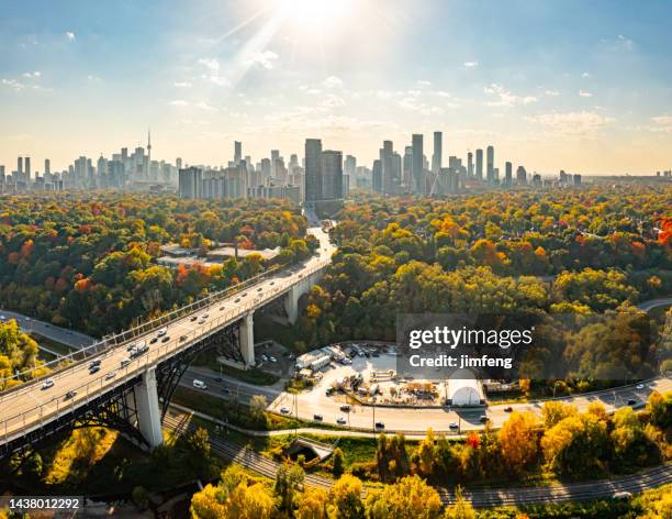 aerial bayview ave. y rosedale en otoño, toronto, canadá - ciudad fotografías e imágenes de stock