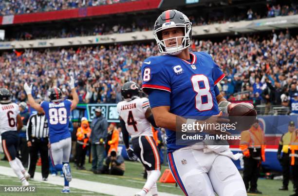 Daniel Jones of the New York Giants runs in a touchdown during the second quarter against the Chicago Bears at MetLife Stadium on October 02, 2022 in...