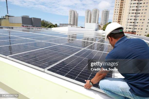 solar energy installation - lucht en ruimtevaartingenieur stockfoto's en -beelden