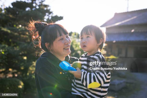 three sets of friends and their children who let their children play barefoot for health reasons. - mature woman and son imagens e fotografias de stock