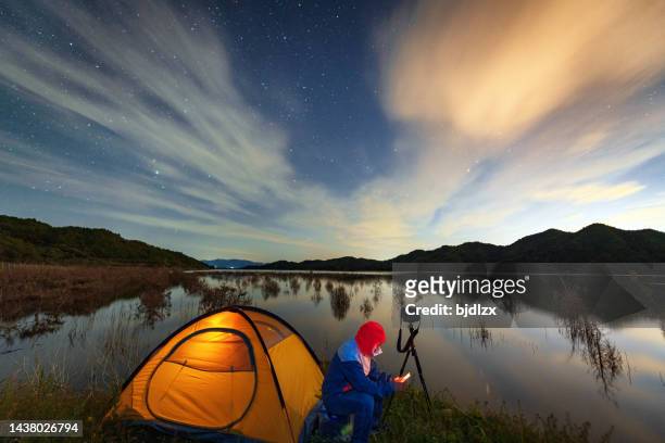 星空の下の湖畔の写真家 - ドームテント ストックフォトと画像