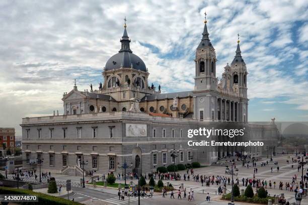 high angle view of royal palace in madrid. - koninklijk paleis van madrid stockfoto's en -beelden