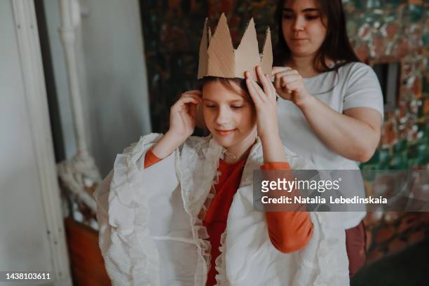 costume role-playing games. queen in cardboard cardboard and white dress preparing for performance. educational theatre teens. - performer stock-fotos und bilder