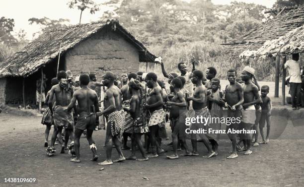 mbuti pygmies, zaire 1977 - mbuti photos et images de collection