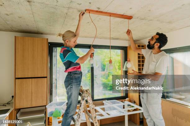 arreglando equipos de iluminación en nuestro hogar - bricolaje fotografías e imágenes de stock