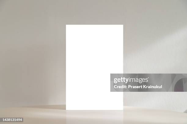 mock up label the blank menu frame in restaurant - zettel weiss stock-fotos und bilder