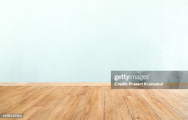 empty room blue wall - parket stockfoto's en -beelden