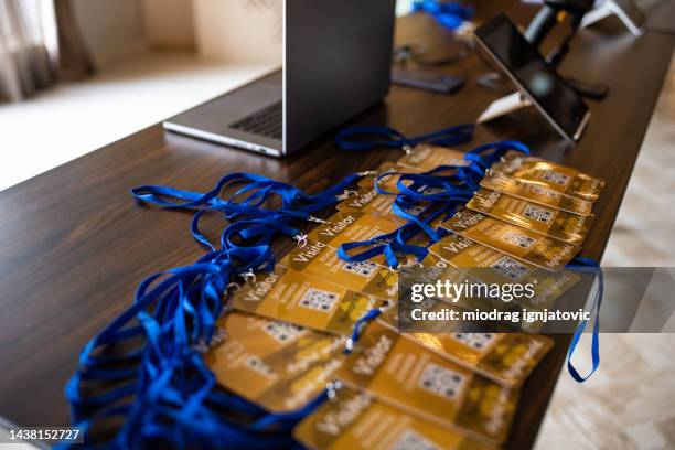 arranged business cards in a hotel lobby - lanyard stockfoto's en -beelden